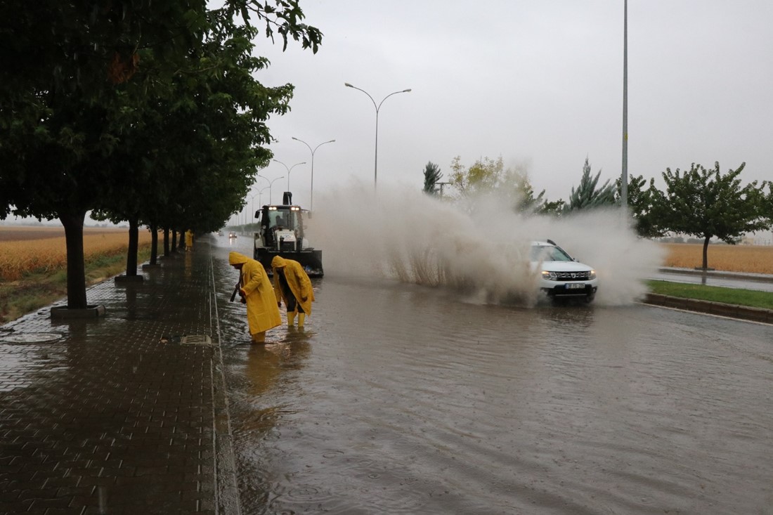 ŞUSKİ’DE SAĞANAK YAĞIŞ MESAİSİ