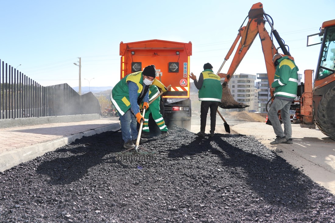 KARAKÖPRÜ BELEDİYESİ ASFALT YAMA ÇALIŞMALARINA BAŞLADI