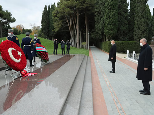 Cumhurbaşkanı Erdoğan, Bakü’de Azerbaycan millî lideri Haydar Aliyev’in kabri ile Türk ve Azerbaycan şehitliklerini ziyaret etti
