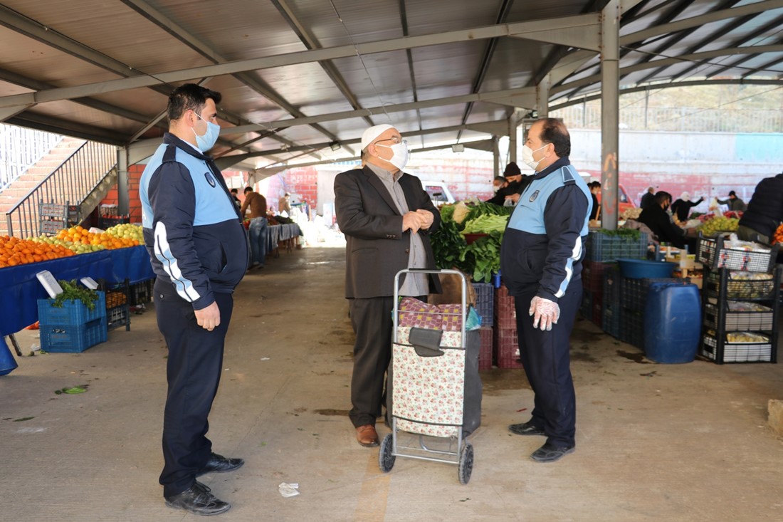 Karaköprü Belediyesi zabıta ekipleri Pazar Yerinde Pandemi Denetimi Yaptı