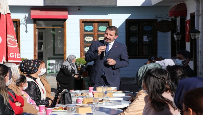 BAŞKAN BAYDİLLİ’DEN KADIN PERSONELE KADINLAR GÜNÜ JESTİ