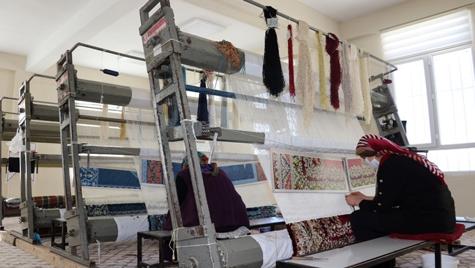 KARAKÖPRÜ KIRSALINDA KADINLAR HALI DOKUYARAK ÜRETİM YAPIYOR