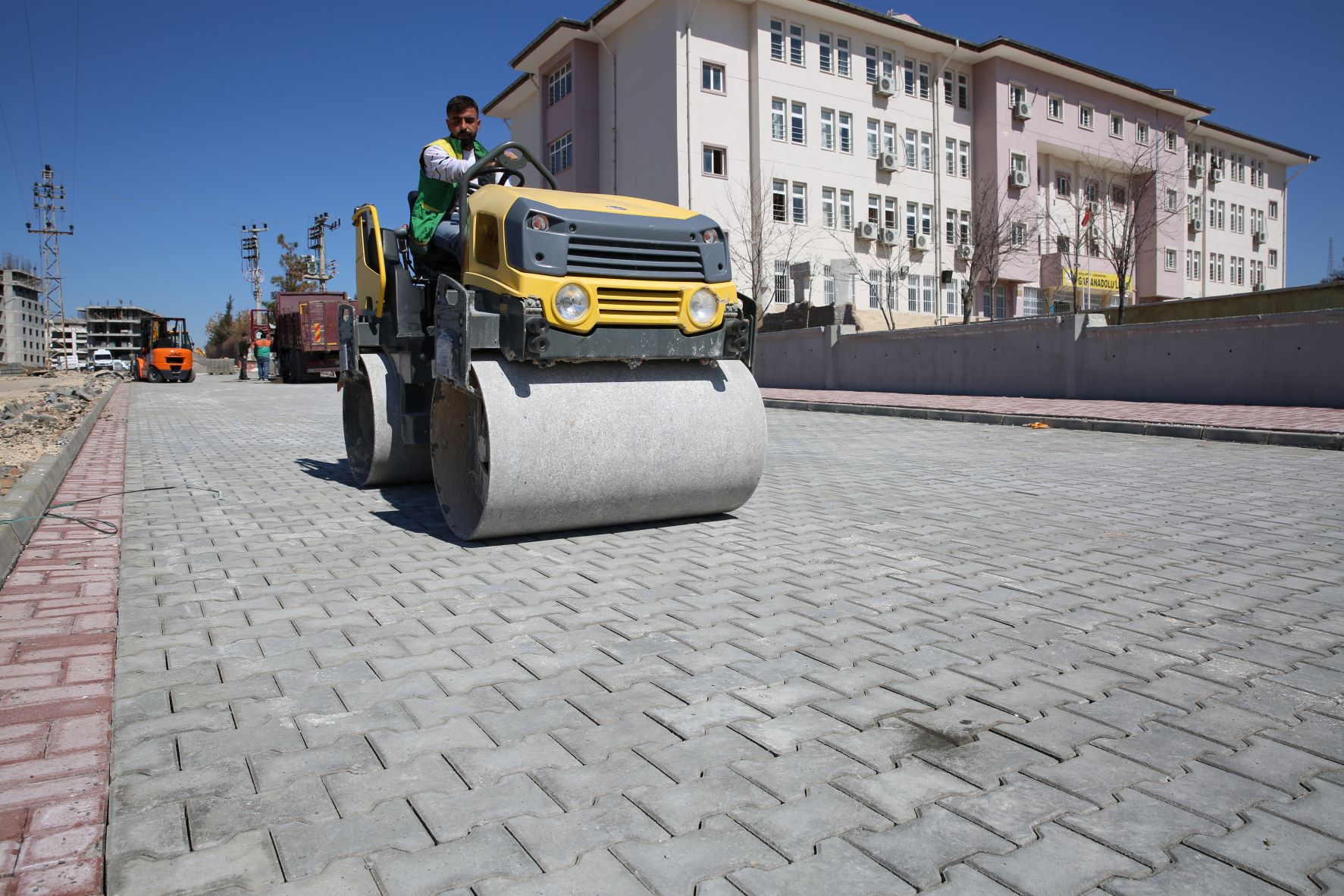 BATIKENT’TE YENİ YOLLAR KİLİTLİ PARKEYLE DÖŞENİYOR