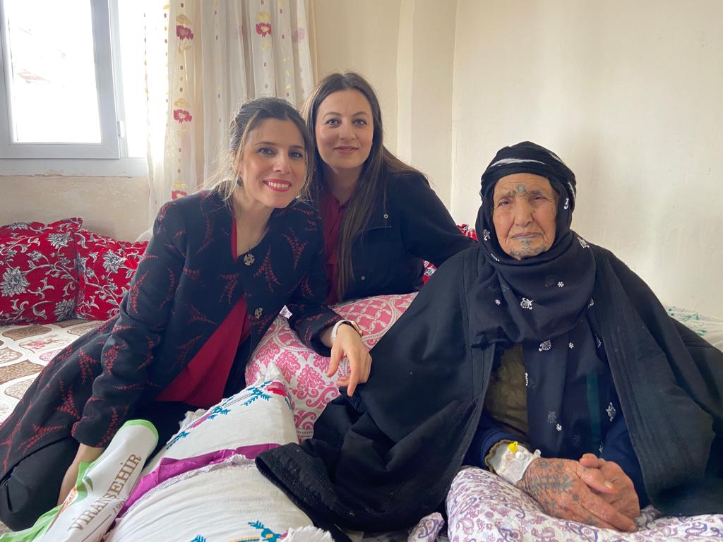 VİRANŞEHİR’DE PROTOKOL EŞLERİ YAŞLILARI UNUTMADI