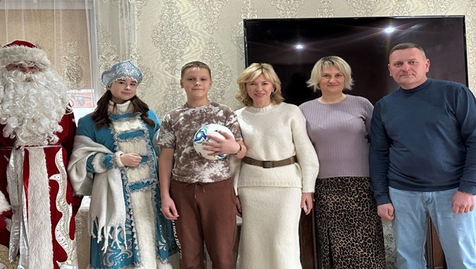 Поход в планетарий, автограф футболиста, велосипеды: «Единая Россия» исполнила новогодние желания детей в регионах