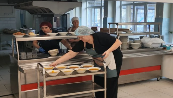 От обновления школьных столовых и благоустройства дворов до передачи экипировки: «Единая Россия» помогла жителям регионов